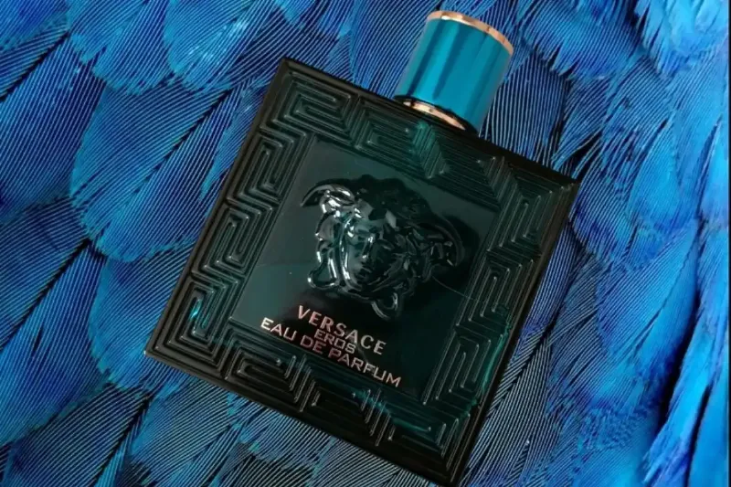 Hinh anh ba chai nuoc hoa Versace Eros Eau de Toilette, Eau de Parfum, va Parfum dung canh nhau, the hien su da dang cua dong san pham.